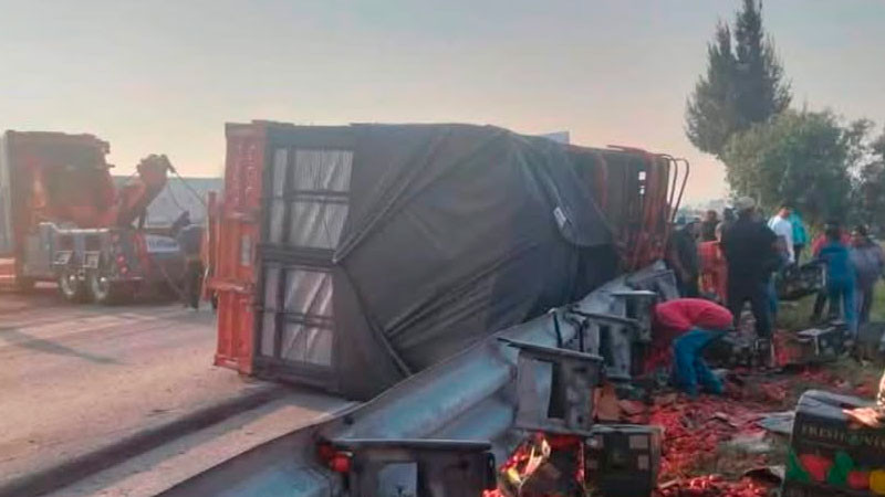 Caos en la autopista México-Querétaro por volcadura de un torton  