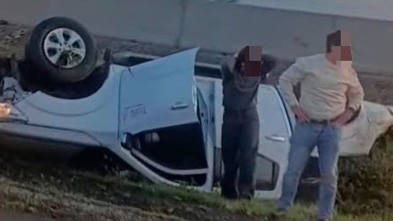 Vuelca camioneta en la autopista México-Querétaro, a la altura del puente de Calamanda 