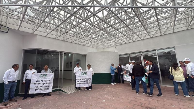 Jubilados de CFE y Pemex protestan en Querétaro contra tope salarial y aplicación retroactiva 