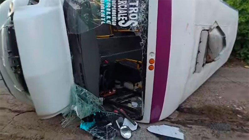 Camión de transporte público vuelca en Morelia; reportan 13 personas lesionadas 