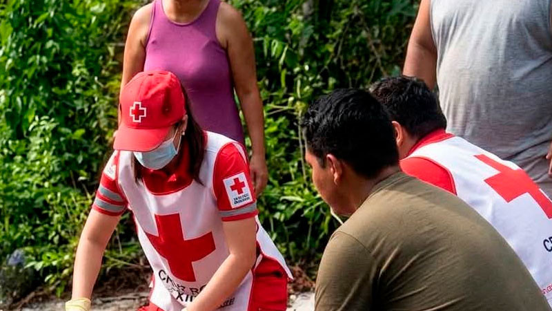 Lázaro Cárdenas, Michoacán: Un par de jóvenes resultaron heridos tras ser arrollados en su moto 