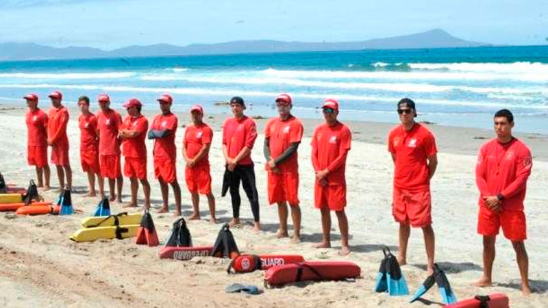 Rescatan a 13 turistas atrapados por fuerte oleaje en Mazatlán, Sinaloa 
