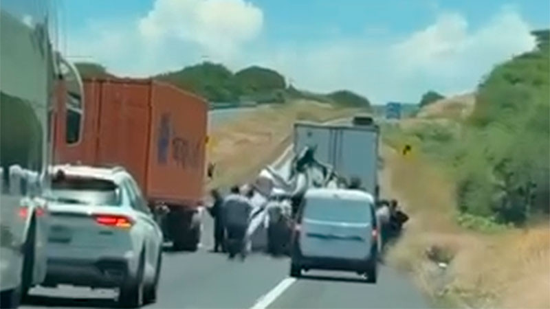 Camión vuelca en la carretera México-Guadalajara, a la altura de Copándaro, Michoacán 