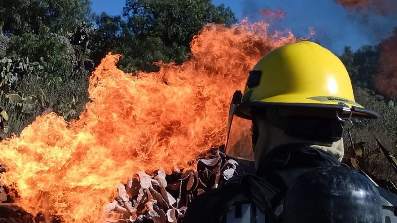 Incendio durante clausura de toma clandestina deja dos trabajadores de Pemex lesionados en Hidalgo 