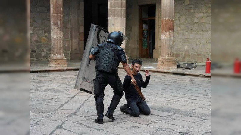 Vinculan a proceso a dos policías por agresión contra activista en Palacio de Gobierno de Michoacán, durante protestas por homicidio de Carlos Manzo 