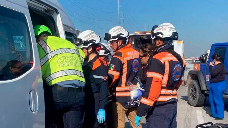 Unidad del DIF de Arroyo Seco, sufre accidente en la autopista 57 México- Querétaro  