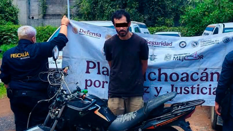 En Uruapan, Michoacán aprehenden a sujeto en posesión de una moto robada y una arma de réplica  