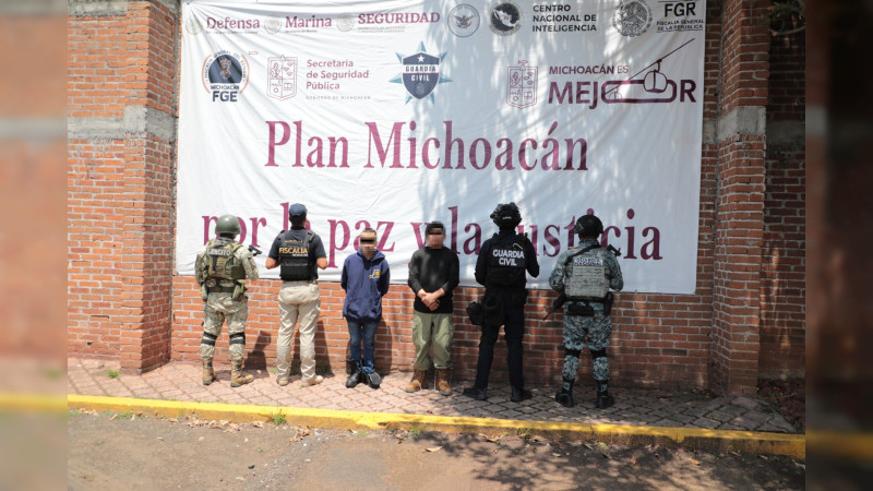 Michoacán: Golpe a célula emanada de Jalisco deja cuatro detenidos y arsenal asegurado, en Zinapécuaro 