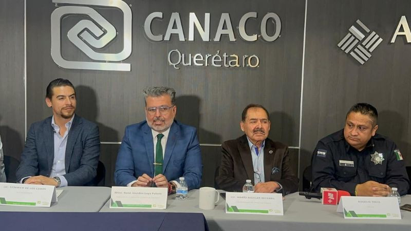 Tras dos años, Policía del Año recibe escrituras de la casa que ganó en Querétaro 