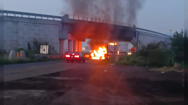 Amanece el occidente de Michoacán entre quemas y bloqueos; reportan vehículos incendiados en la ruta hacia Jalisco 