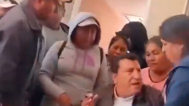 Manifestantes agreden a edil de San Salvador, Hidalgo; recriminan falta de obras en la comunidad 
