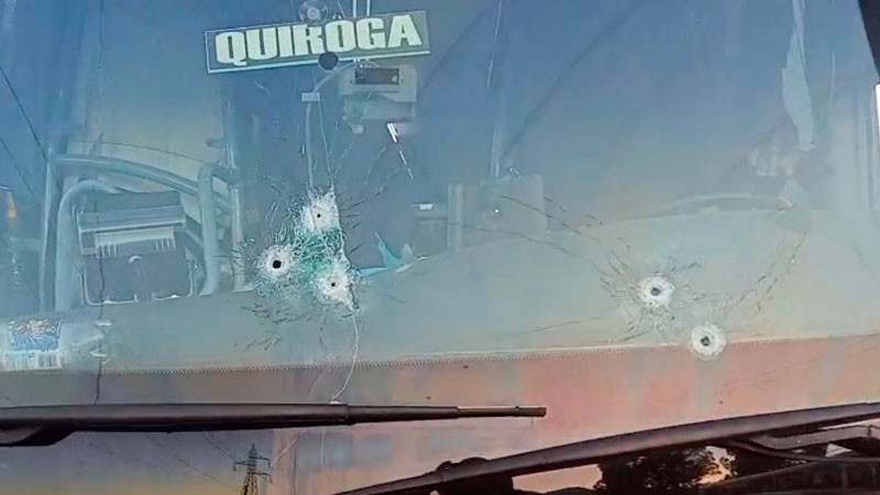 Sujetos armados balean camión de pasajeros en Carapan, Michoacán; no se reportan víctimas 
