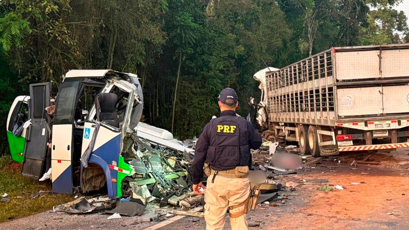 Choque entre autobús y camión de carga deja al menos 23 muertos en Brasil 