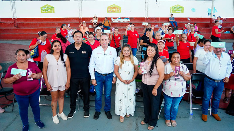  Entregan visas y tarjetas de apoyo a familias migrantes de Taretan y Nuevo Urecho 