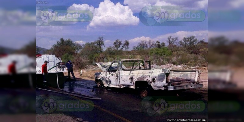 Camioneta arde en llamas sobre la carretera en Zinapécuaro