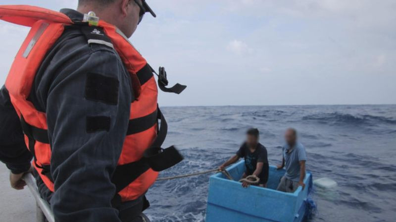Elementos de la Marina rescatan a dos pescadores que sobrevivían sobre una hielera frente a costas de Chiapas 