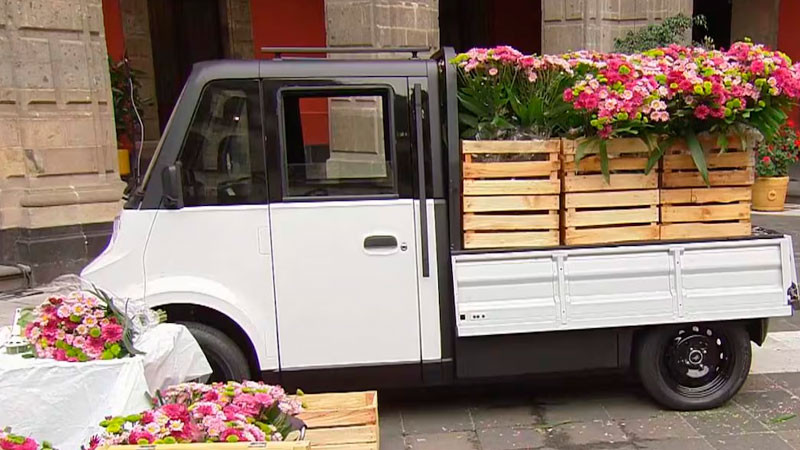 Sheinbaum presenta el Olinia Carga: auto eléctrico mexicano con capacidad de hasta 650 kilos 
