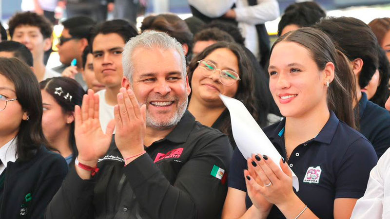 Con D4TA, docentes de prepa y universidad serán los primeros del país en recibir plan de internet gratuito: Bedolla 