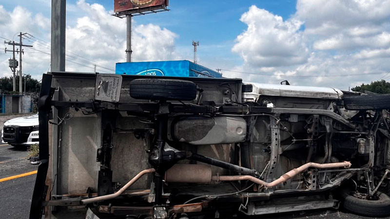 Choque con volcadura en la libre a Celaya 