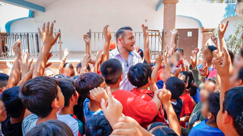 Gerardo Olloqui entrega mochilas gratuitas a niñas y niños de las comunidades 