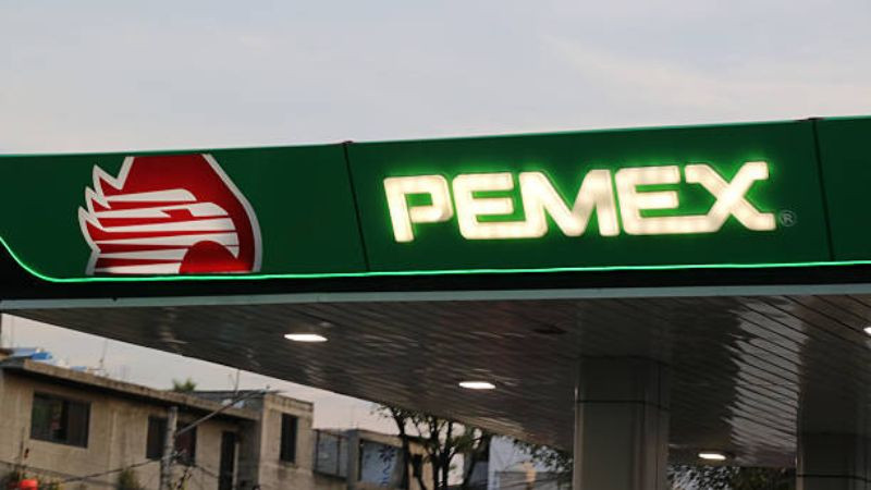 Gobierno y estaciones de servicio acuerdan mantener la gasolina regular por debajo de 24 pesos 