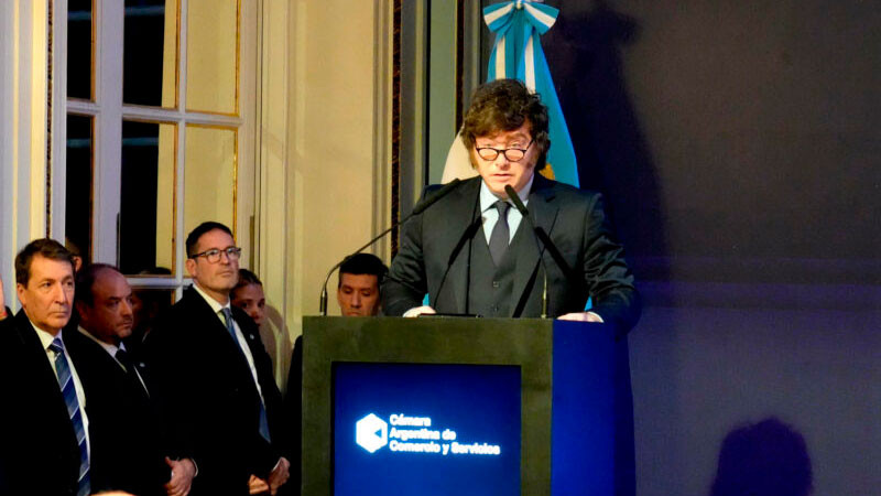Milei arremete contra feministas y el aborto, por baja natalidad en Argentina 