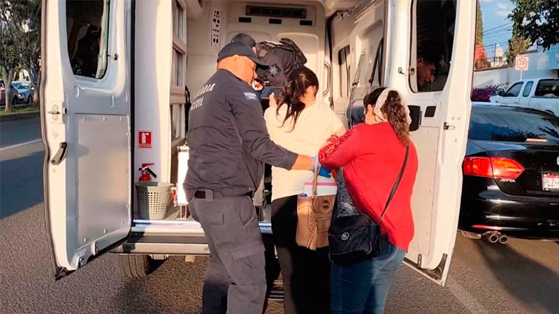 Auxilian paramédicos de la Guardia Civil a mujer en labor de parto en Morelia 