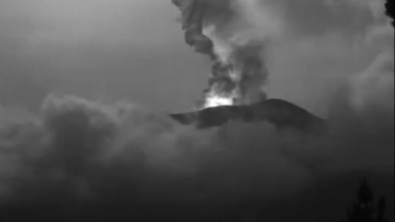 Popocatépetl registra actividad y emite una densa columna de ceniza 