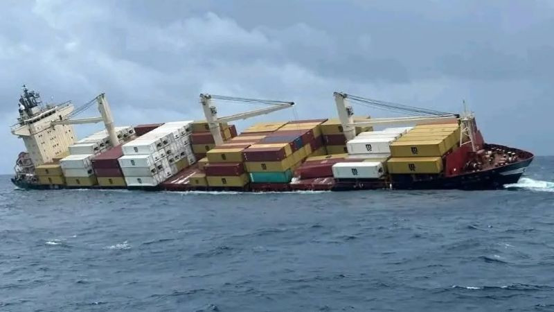 Buque de carga se hunde frente a costas de India; buscan a 22 tripulantes 