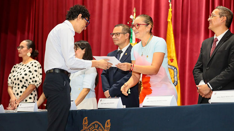 A no perder sus raíces, llama Yarabí Ávila a egresadas y egresados de Idiomas 