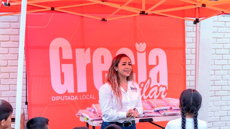Grecia Aguilar llama a fortalecer la educación y apoyar la economía familiar, al hacer entrega de útiles escolares 