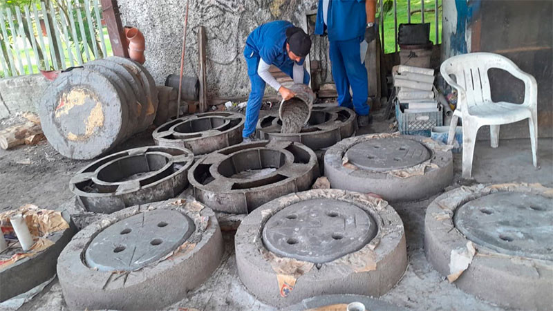 Personal del Ooapas fabrica diariamente brocales para fortalecer trabajos de reparación 
