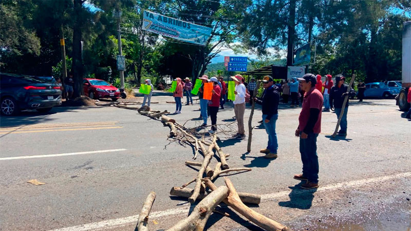 Bloquean por segundo día carretera Los Reyes–Peribán para exigir búsqueda de joven desaparecido 