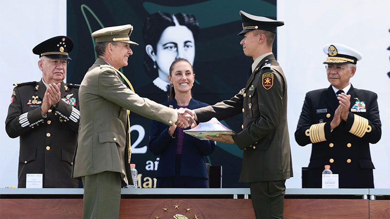 Sheinbaum llama a las Fuerzas Armadas a ejercer el uniforme como símbolo de servicio y no de privilegio 