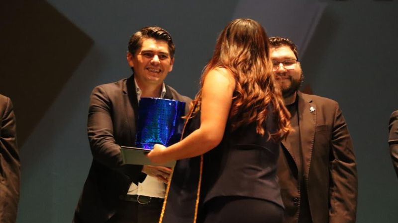 Toño Ixtláhuac apadrina a egresados del IMCED en Zitácuaro 