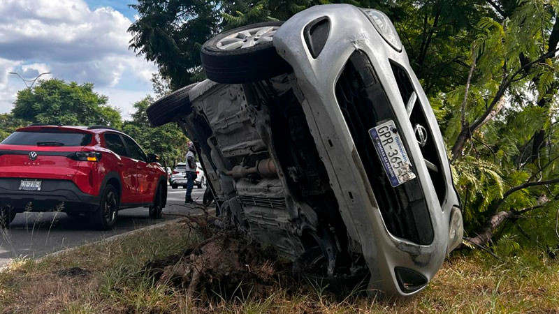 Choque con volcadura en Paseo de la República, en Querétaro capital  