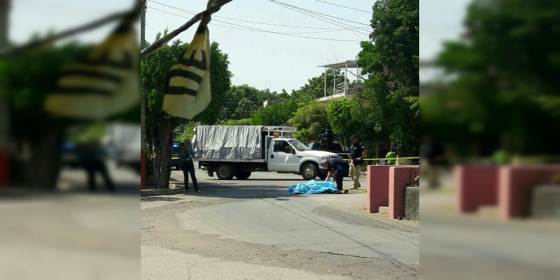 Persiguen, balean y matan a motociclista en Apatzingán, Michoacán - Foto 1 