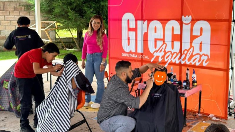 Grecia Aguilar impulsa apoyo a familias de Angangueo con jornada de cortes de cabello gratuitos 