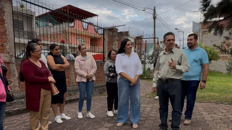 Adriana Campos Huirache apoya a las familias de Jacona para cristalizar una techumbre en la colonia Montebello  
