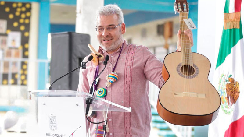 Más de 10 mil guitarras de Paracho llegarán a secundarias de Michoacán: Bedolla 