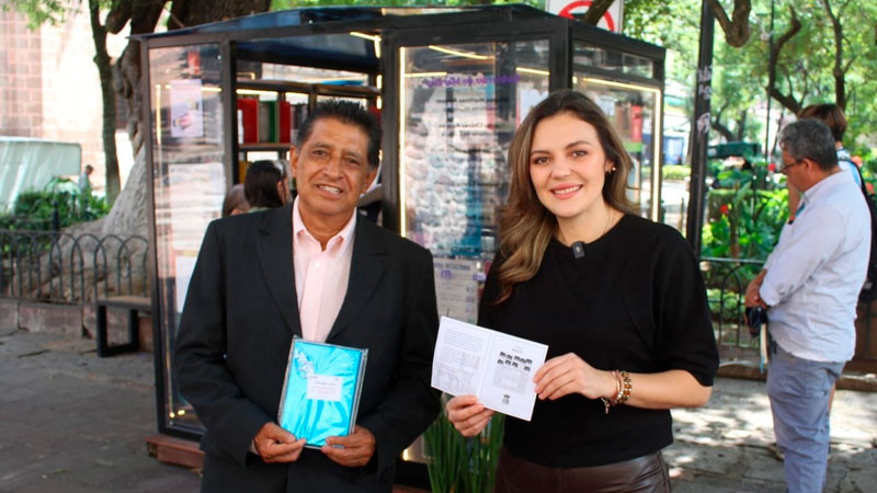 SeCultura Morelia entrega libro a primer lector en completar su Pasaporte Literario 
