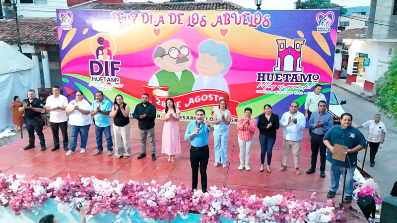 Huetamo celebra a sus adultos mayores 