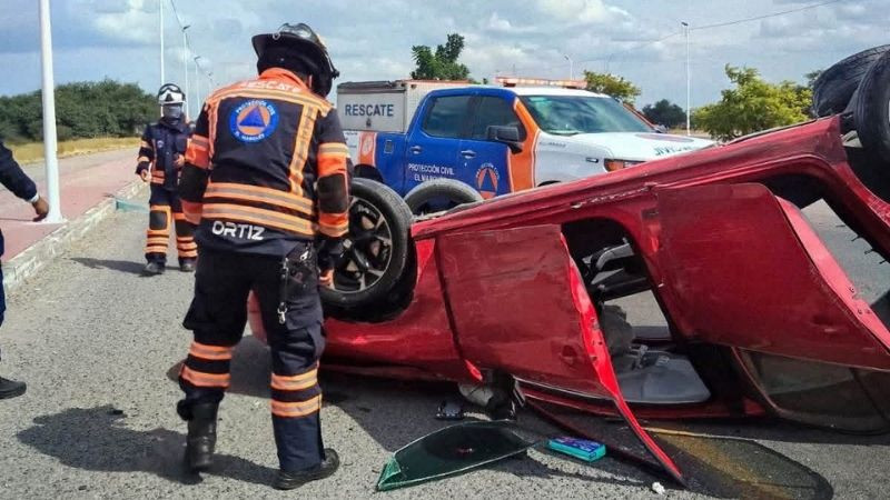 Accidente vehicular deja dos personas valoradas y daños materiales en El Marqués, Querétaro 