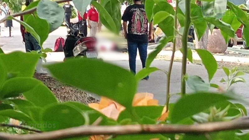 Asesinan a balazos a motociclista en pleno Centro de Apatzingán, Michoacán 