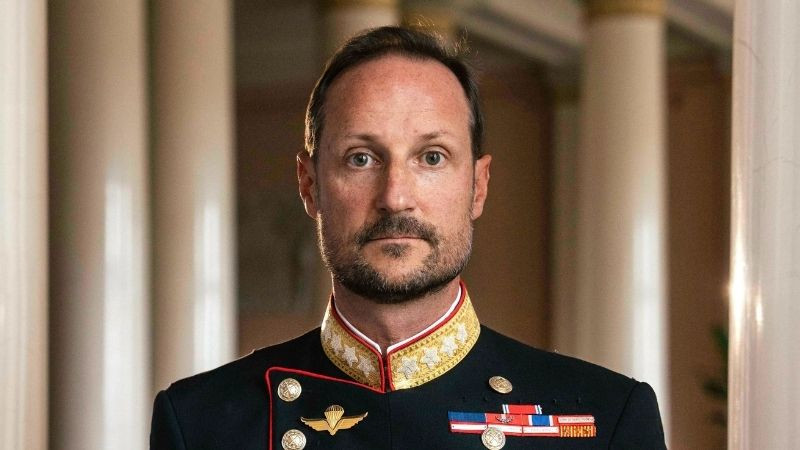Haakon VIII se convierte en rey de Noruega tras el fallecimiento de Harald V 