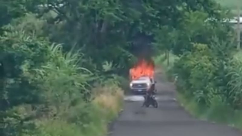 Por falla mecánica se incendia camión repartidor de Gas LP, solo hay daños materiales 