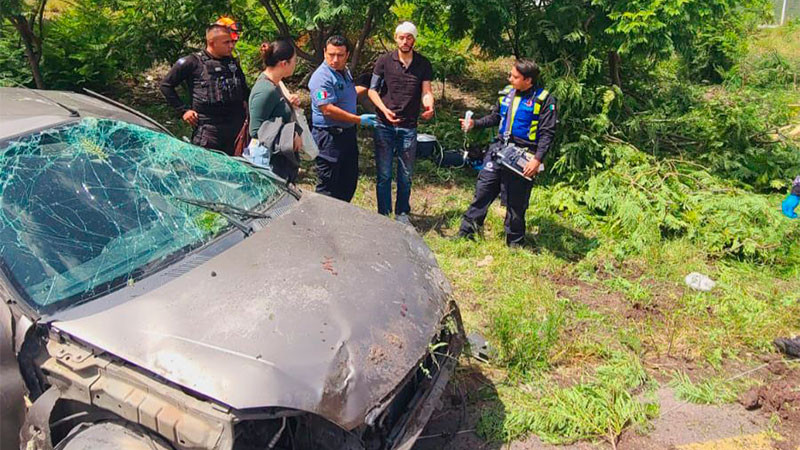 Volcadura en el anillo vial Fray Junípero Serra de la capital queretana, deja a una persona herida  