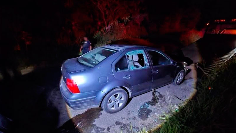 Balean vehículo en el que viajaba una mujer en Tacámbaro, Michoacán; resultó ilesa 