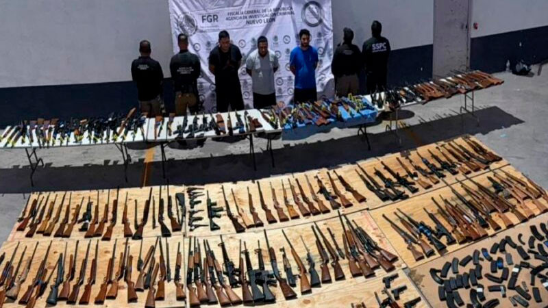 Interceptan y aseguran en Nuevo León más de 200 armas enviadas a grupos criminales; arsenal provenía de Texas 
