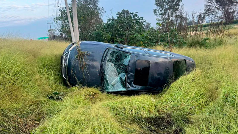 Abandona su vehículo, luego de salir del camino y volcar en la autopista México-Querétaro  
